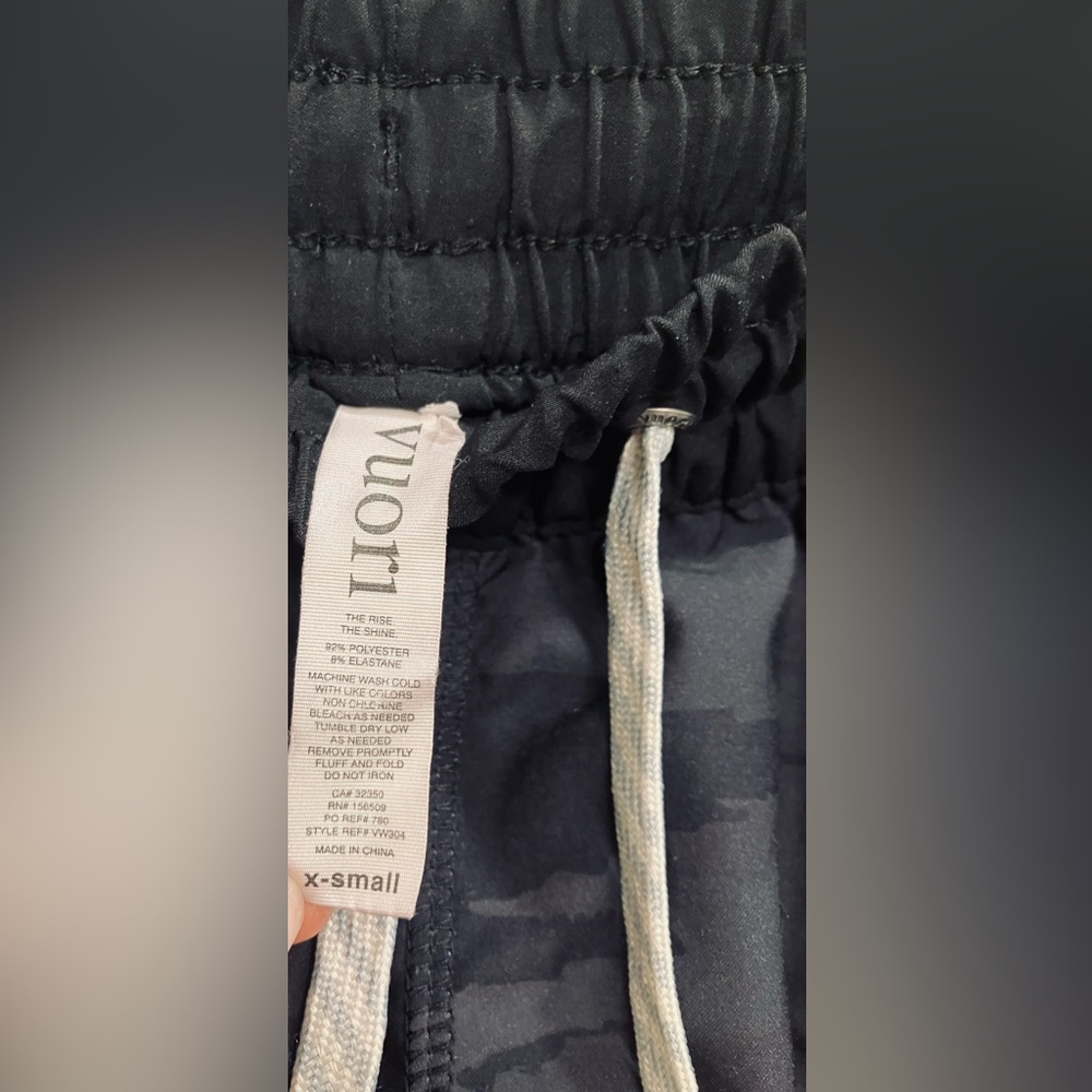 Vuori Clementine Short Black Watercolor Camo Size XS | Athleisure - Picture 10 of 12